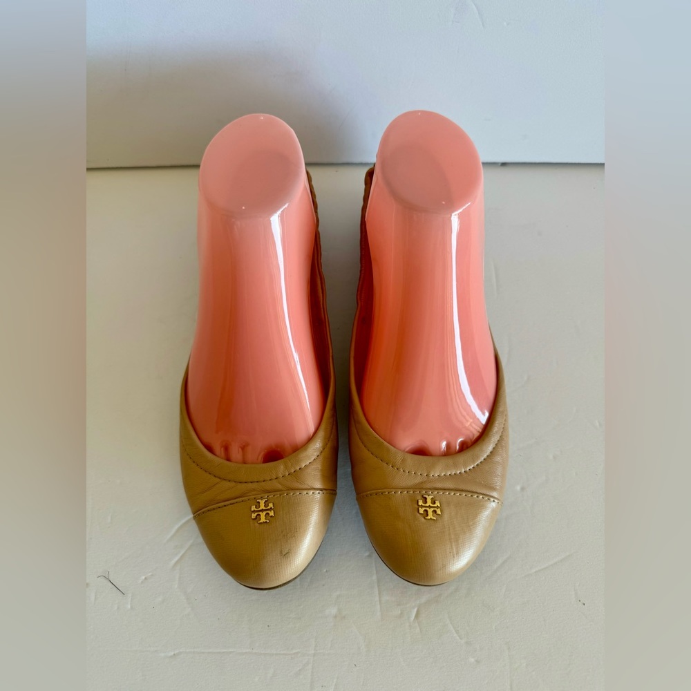 TORY BURCH Mini Gold Logo Nude Leather Flats